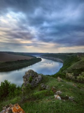 Sabah kanyonu Dinyester Nehri