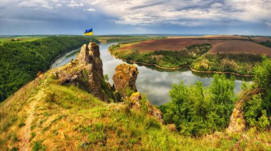 Sabah kanyonu Dinyester Nehri