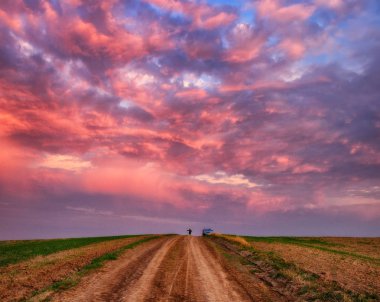 tepelik alan. alan pitoresk gökyüzü
