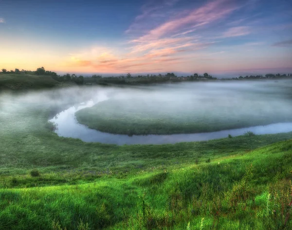 雾泉早晨 风景如画的春天日出 — 图库照片