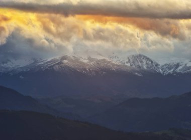 Sonbahar akşam Karpat Dağları'nda. gün batımında doğal eğim