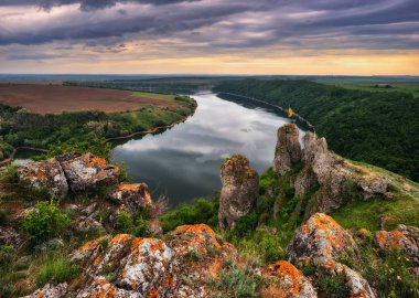 Dinyester Nehri pitoresk Kanyonu. Bahar sabahı