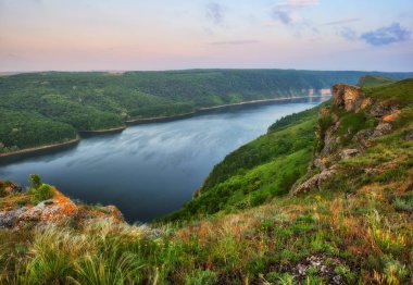 Dinyester Nehri pitoresk Kanyonu. Bahar sabahı