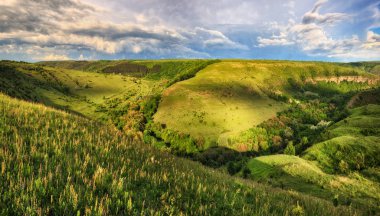 bahar Nehri pitoresk Kanyonu. nehir üzerinde gökyüzünde pitoresk bulutlar