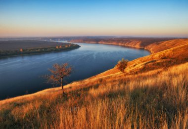 Dinyester Nehri pitoresk Kanyonu. Nehrin yanında sonbahar gündoğumu