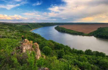 kayanın üzerinde turist. pitoresk Kanyon'da görünüyor. bahar Dniester
