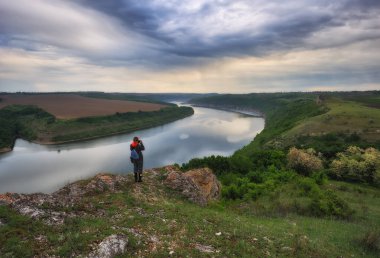 kayanın üzerinde turist. pitoresk Kanyon'da görünüyor. bahar Dniester