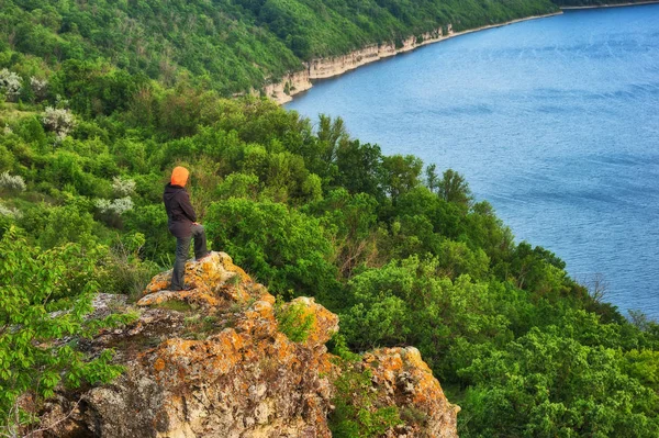 Touriste Sur Rocher Fille Regarde Pittoresque Canyon Printemps Dniester — Photo