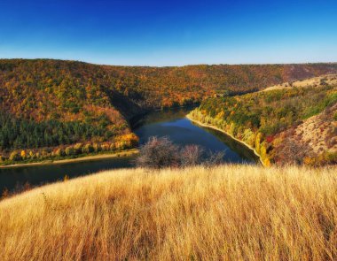 Dinyester Nehri pitoresk Kanyonu. sonbahar sabahı