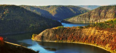 Dinyester Nehri pitoresk Kanyonu. sonbahar sabahı
