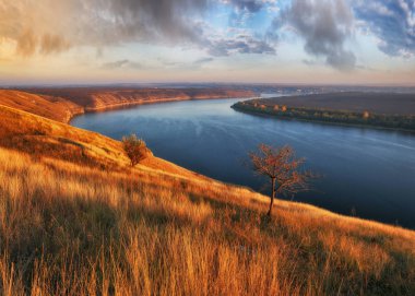 Dinyester Nehri pitoresk Kanyonu. sonbahar sabahı