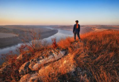 turist nehir üzerinde dağda. pitoresk Kanyon'da görünüyor. Dniester Nehri'nde sonbahar sabahı