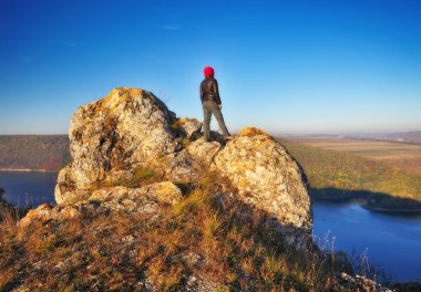 turist nehir üzerinde dağda. pitoresk Kanyon'da görünüyor. Dniester Nehri'nde sonbahar sabahı