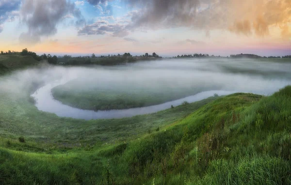 春天的草地 雾蒙蒙的早晨在河谷 — 图库照片