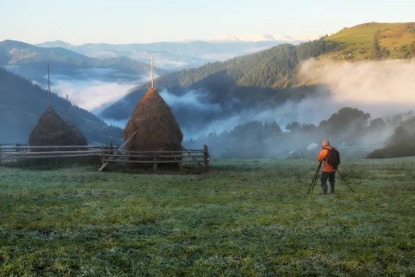 Turista Horách Fotograf Východ Slunce Horách — Stock fotografie