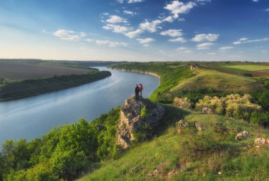 Erkek ve kadın rock on. turist Kanyon Dinyester Nehri üzerinde