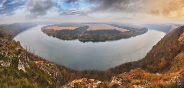 Dinyester Nehri pitoresk Kanyonu. sonbahar sabahı Milli Parkı