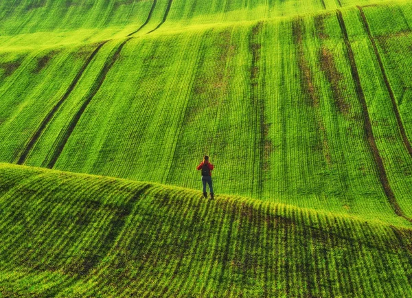 Homem Campo Passeios Turísticos Através Pitoresco Campo Montanhoso — Fotografia de Stock