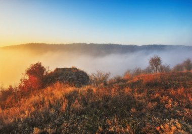 sis pitoresk nehir kanyonun üzerinden. sonbahar sabahı Milli Parkı