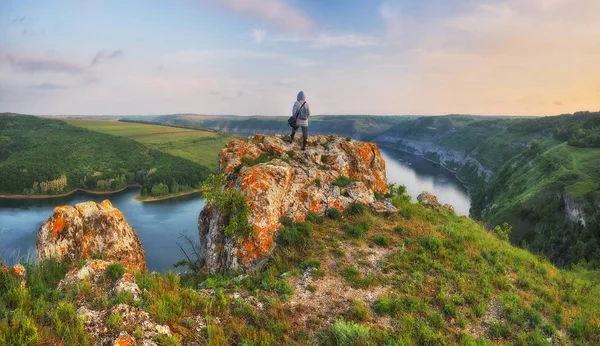 Turizm pitoresk nehir kanyonun üzerinden. kız bir uçurum Kanyon yukarıda duruyor. sonbahar sabahı