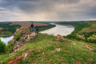 turistler pitoresk nehir kanyonun üzerinden. kadın ve erkek üzerinde bir uçurumun üstünde bir kanyon