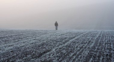 Kış tepelik alan kişi. kış sabahı