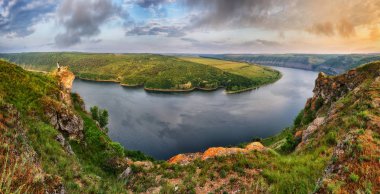 Turistik bir uçurum picturesque river canyon yukarıda üzerinde. kadın doğa üzerinde meditasyon yapıyor. bahar sabahı