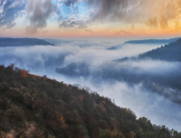 Nebelschlucht Eines Malerischen Flusses Nebliger Herbstmorgen — Stockfoto