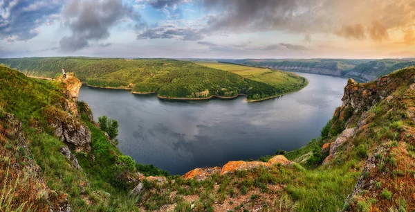 Turistik bir uçurum picturesque river canyon yukarıda üzerinde. kadın doğa üzerinde meditasyon yapıyor. bahar sabahı