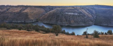 picturesque river Kanyonu. sonbahar sabahı milli parkta. Dinyester Nehri