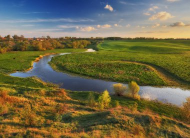 bahar sabah pitoresk Nehri Vadisi. bahar sis