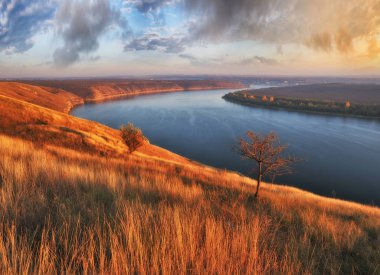 Dinyester Nehri Kanyonu. sonbahar sabahı milli parkta. doğal nehir