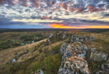 dramatik sonbahar şafak. güzel taşlar. sabah sessizlik