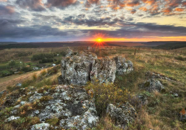 劇的な秋の夜明け 絵のような岩 朝の沈黙 — ストック写真