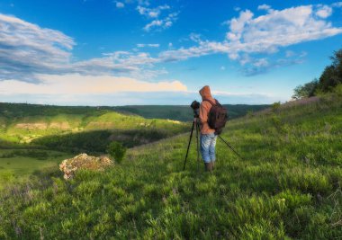 Turistik bir uçurum Kanyon yukarıda üzerinde. kişi uçurumdan yukarıda pitoresk Nehri üzerinde. bahar şafak