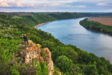 kayanın üzerinde turist. Kız doğa üzerinde derin derin düşünür. Kanyon pitoresk Nehri