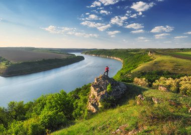 kayanın üzerinde turist. Kız doğa üzerinde derin derin düşünür. Kanyon pitoresk Nehri