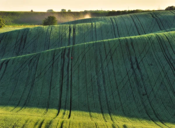 Rapariga Terreno Campo Primavera Montanhoso Turista Medita Campo Sozinho Com — Fotografia de Stock