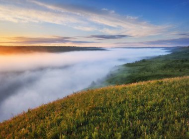 Sisli bahar sabahı. pitoresk şafak. River canyon