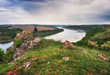 Turistik bir uçurum Kanyon yukarıda üzerinde. adam pitoresk Kanyon'da görünüyor