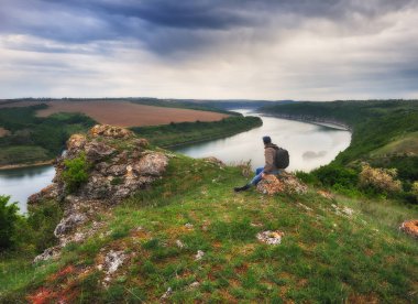 Turistik bir uçurum Kanyon yukarıda üzerinde. adam pitoresk Kanyon'da görünüyor