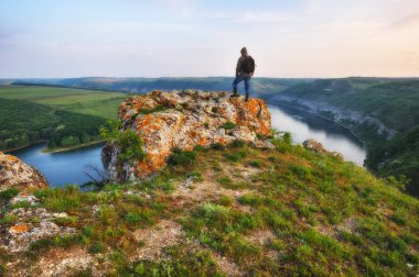 Turistik bir uçurum Kanyon yukarıda üzerinde. adam pitoresk Kanyon'da görünüyor