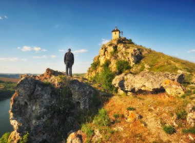 Turistik bir uçurum Kanyon yukarıda üzerinde. adam pitoresk Kanyon'da görünüyor