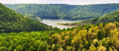 Spring valley. Kanyon pitoresk Nehri