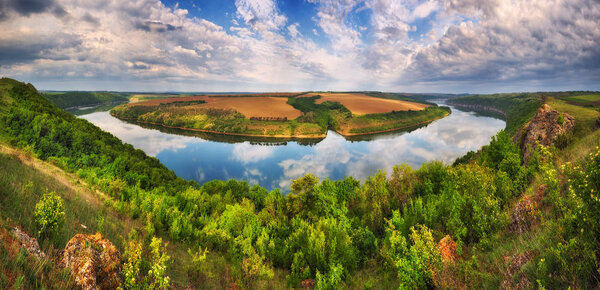 Весенним утром рассвет в национальном парке "Подольские ворота". каньон живописной реки
