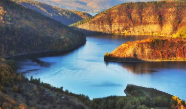 Nehir Kanyonu üzerinde sonbahar gündoğumu. pitoresk kayalar. ulusal parkta sabah