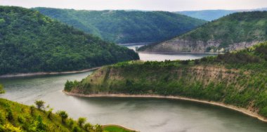 bahar çayırı. pitoresk nehir Kanyonu. bahar Vadisi