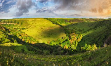 bahar çayırı. pitoresk nehir Kanyonu. bahar Vadisi