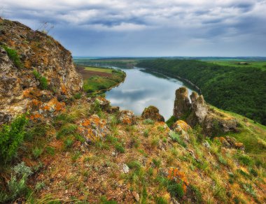 pitoresk nehir Kanyonu. nehir üzerinde bahar gündoğumu. pitoresk sabah