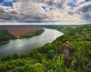 pitoresk nehir Kanyonu. nehir üzerinde bahar gündoğumu. pitoresk sabah